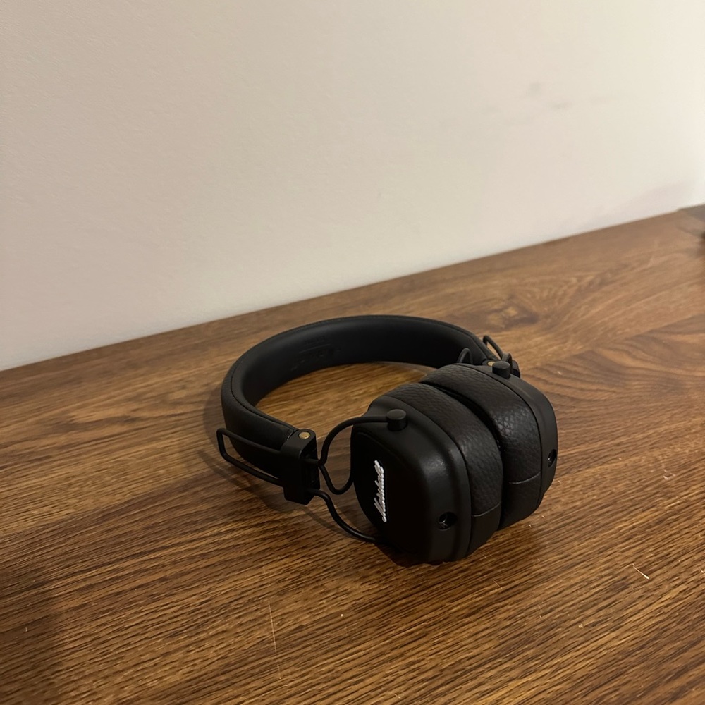 Marshall Major III On-Ear
Headphones with Microphone with box